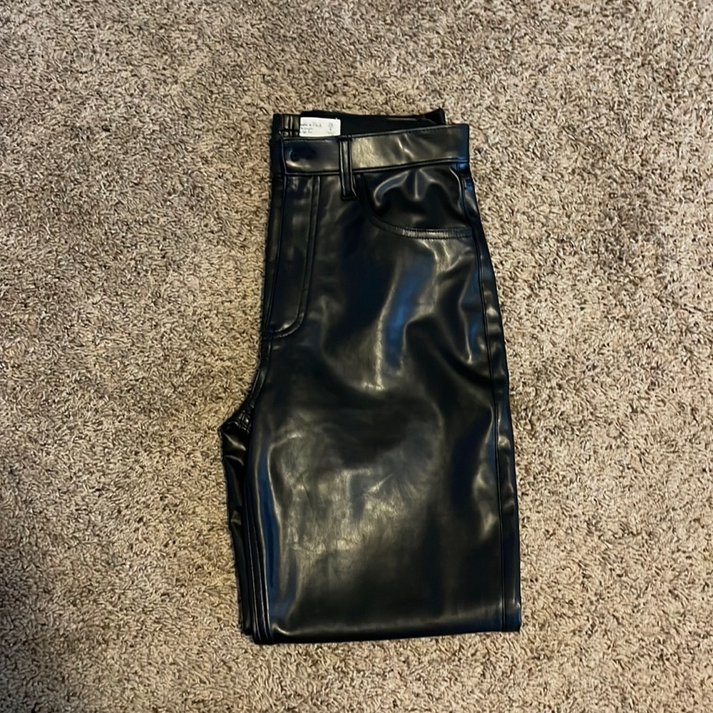 90s Straight Ultra Hi-rise pleather pants 🤍